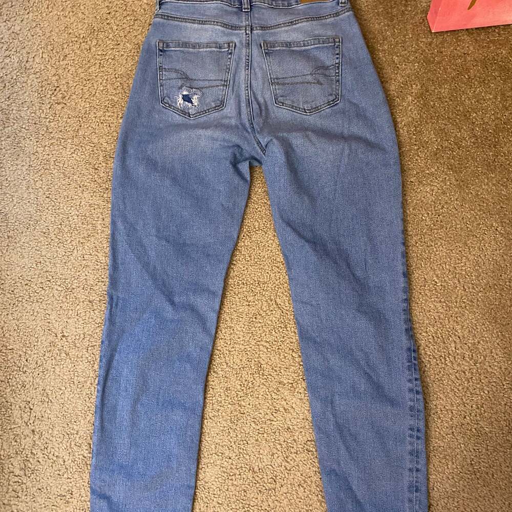 American Eagle Stretch Mom Jeans Medium Wash - Picture 10 of 16